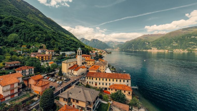 découvrez le magnifique lac de côme, une destination idyllique en italie, célèbre pour ses paysages à couper le souffle, ses charmants villages, et ses villas historiques. explorez les activités en plein air, la gastronomie locale et la culture riche de cette région enchanteresse.