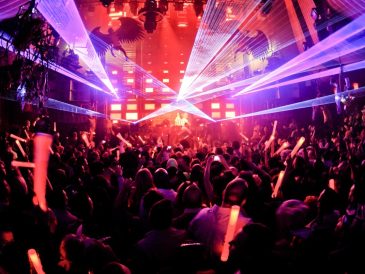 venez vibrer au rythme de la nuit lors de notre soirée clubbing inoubliable ! dansez sur les meilleurs hits, profitez d'une ambiance électrisante et rencontrez de nouvelles personnes dans un cadre festif et convivial. ne manquez pas cette occasion de faire la fête comme jamais !