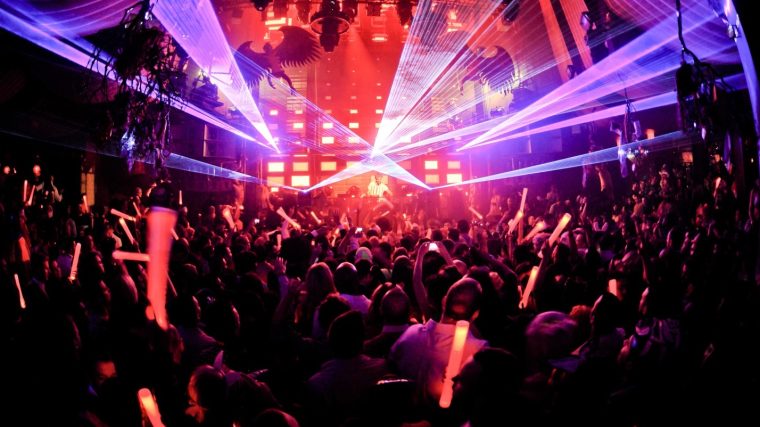 venez vibrer au rythme de la nuit lors de notre soirée clubbing inoubliable ! dansez sur les meilleurs hits, profitez d'une ambiance électrisante et rencontrez de nouvelles personnes dans un cadre festif et convivial. ne manquez pas cette occasion de faire la fête comme jamais !