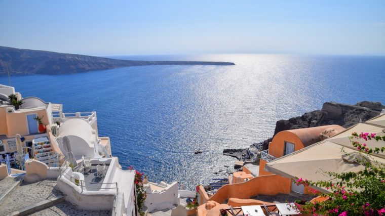 découvrez santorin, l'île grecque aux paysages à couper le souffle, avec ses maisons blanches perchées sur des falaises, ses plages de sable noir et ses magnifiques couchers de soleil. explorez ses villages pittoresques, savourez la cuisine locale et laissez-vous envoûter par l'atmosphère romantique de cette destination emblématique.