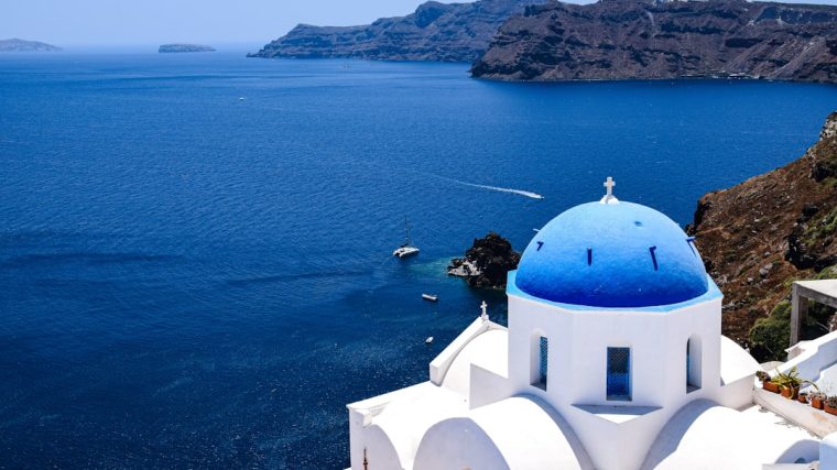 découvrez les meilleures activités à santorin : explorez ses plages magnifiques, visitez des sites historiques, participez à des promenades en bateau et savourez la cuisine locale. profitez d'une expérience inoubliable sur cette île paradisiaque.