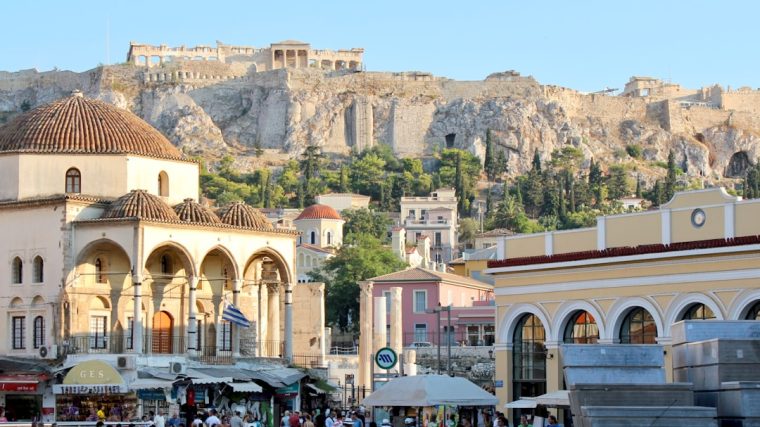 découvrez athènes, la fascinante capitale de la grèce, riche en histoire et en culture. explorez ses monuments emblématiques tels que l'acropole, flânez dans ses quartiers animés et savourez la délicieuse cuisine méditerranéenne. plongez dans l'âme d'une ville où passé et présent se rencontrent.