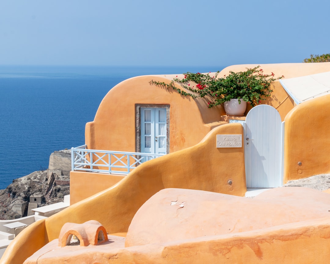 découvrez santorin, l'une des plus belles îles des cyclades, célèbre pour ses paysages à couper le souffle, ses magnifiques couchers de soleil, et ses maisons blanches perchées sur des falaises. parfait pour des vacances romantiques ou des explorations culturelles.