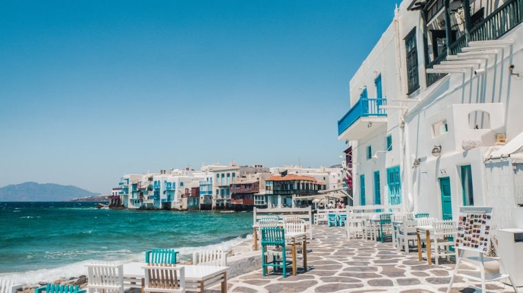 découvrez santorin, l'île idyllique des cyclades en grèce, célèbre pour ses bâtiments blanchis à la chaux, ses couchers de soleil à couper le souffle et ses plages de sable noir. plongez dans la culture locale, savourez la cuisine grecque authentique et explorez les anciennes ruines tout en profitant d'un cadre enchanteur.