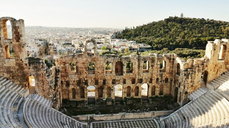 découvrez athènes, la capitale historique de la grèce, riche en culture et en histoire. explorez ses sites emblématiques comme l'acropole, le parthénon et le charmant quartier de plaka. plongez dans la gastronomie locale et laissez-vous séduire par l'accueil chaleureux des athéniens.