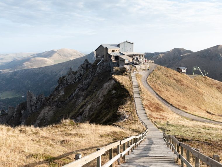 partez à la découverte de l’auvergne en 4 jours : volcans, paysages naturels, villages typiques et activités incontournables pour un séjour mémorable en famille ou entre amis.