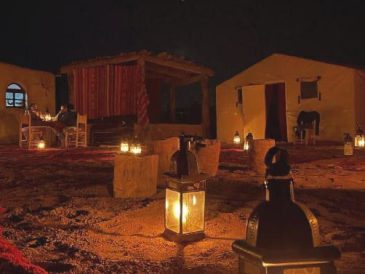 vivez une expérience inoubliable lors d'une nuit magique dans le désert de marrakech : bivouac sous les étoiles, ambiance authentique et paysages spectaculaires pour un séjour hors du commun.