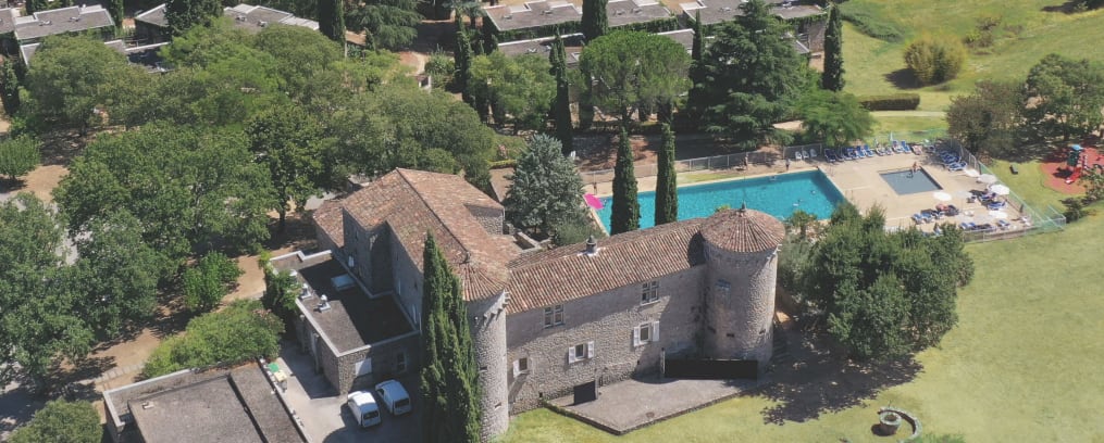 découvrez lou castel en ardèche pour un séjour 2025 inoubliable : hébergements confortables, activités familiales, nature préservée et détente au cœur de la région. réservez votre escapade dès maintenant !