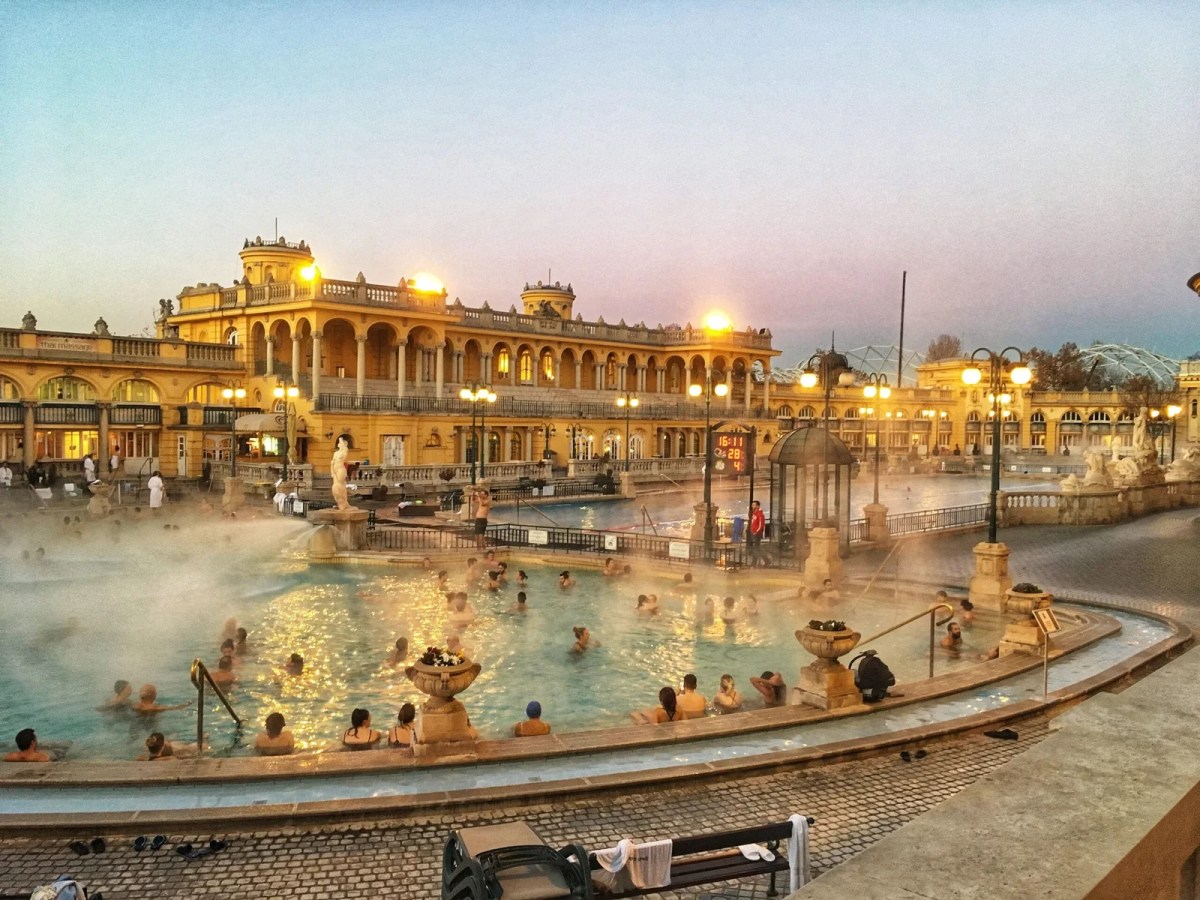 découvrez un itinéraire complet et des conseils pratiques pour visiter budapest en 5 jours : incontournables, bonnes adresses et astuces pour profiter au maximum de votre séjour dans la capitale hongroise.