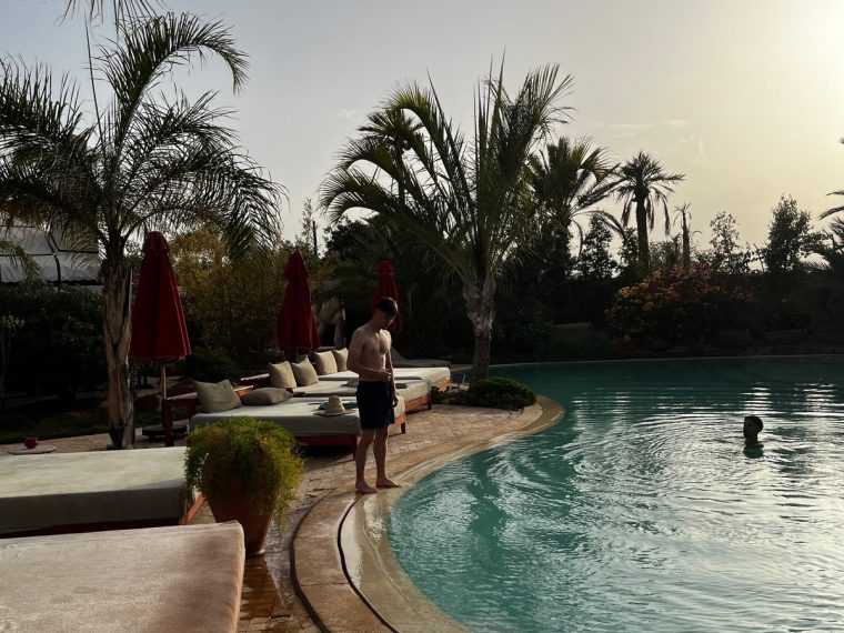 découvrez eden lodge marrakech, un havre de luxe et de tranquillité à quelques minutes du centre-ville. profitez d’un séjour inoubliable dans un cadre raffiné, idéal pour se détendre tout en restant proche des principales attractions.