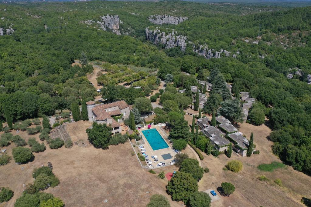 découvrez lou castel à casteljau en 2025 : un lieu idéal pour des vacances nature en ardèche, avec hébergements confortables, activités familiales et paysages exceptionnels au cœur des cévennes.