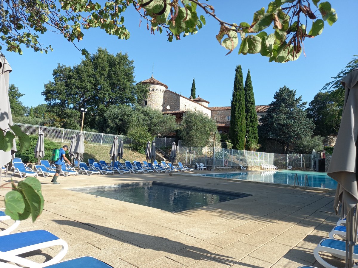découvrez le camping lou castel à casteljau en 2025 : hébergement confortable, services de qualité et cadre naturel exceptionnel pour des vacances inoubliables en ardèche.