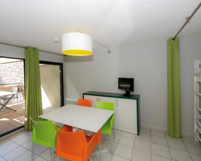 découvrez lou castel à casteljau en 2025 : un lieu idéal pour des vacances authentiques en ardèche, entre nature préservée, hébergement tout confort et activités pour toute la famille.