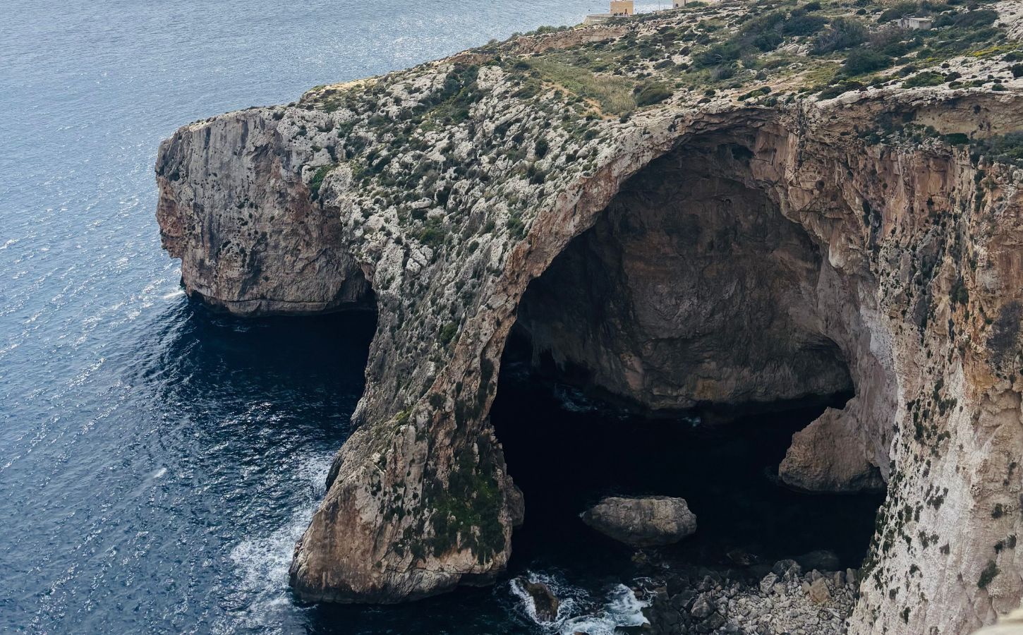découvrez les incontournables à visiter à malte en 2025 : lieux historiques, plages idylliques, spécialités culinaires et activités à ne pas manquer pour un séjour inoubliable sur l'île méditerranéenne.