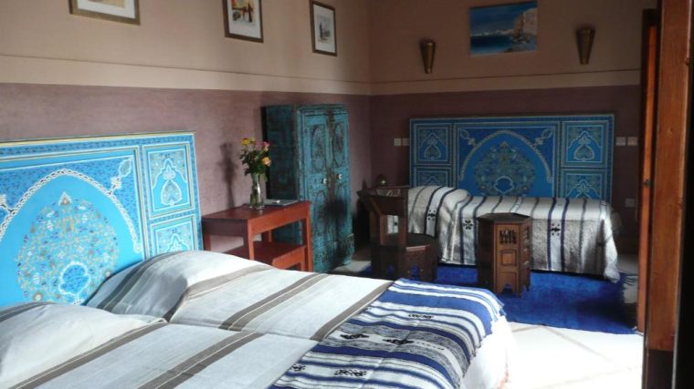 découvrez le riad euphorbe, une maison d’hôtes authentique au cœur de la médina de marrakech. profitez d’un séjour chaleureux, d’un cadre traditionnel et d’un service personnalisé pour des vacances inoubliables.