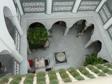 découvrez le riad mirage à marrakech : un havre de paix au cœur de la médina, offrant chambres élégantes, terrasse panoramique et hospitalité authentique pour un séjour inoubliable au maroc.