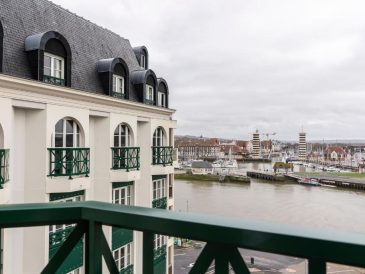 découvrez le sowell hotel à trouville pour un séjour bord de mer en 2025 : confort, vue magnifique, services de qualité et accès direct à la plage pour des vacances inoubliables en normandie.