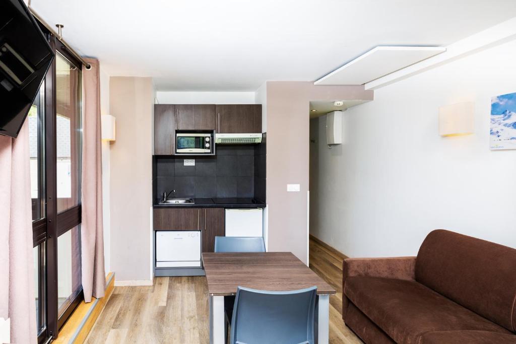 découvrez l'hôtel sowell les menuires en 2025 : hébergements confortables, services adaptés et accès direct aux pistes pour des vacances inoubliables au cœur des 3 vallées.