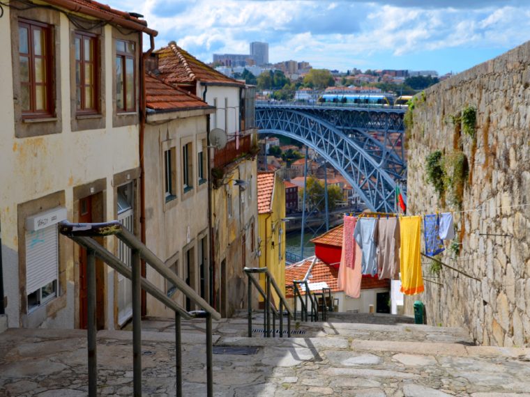 découvrez notre guide complet pour visiter porto en 5 jours : itinéraire, conseils pratiques et incontournables pour profiter au maximum de votre séjour dans la magnifique ville portugaise.