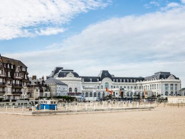 découvrez l'hôtel le beach à trouville pour 2025 : un séjour confortable face à la mer, proche du centre-ville et des plages. idéal pour vacances ou escapades relaxantes en normandie.
