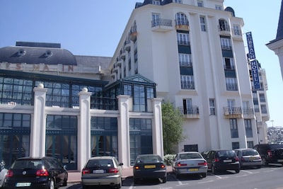 profitez d'un séjour balnéaire inoubliable au sowell hotel le beach à trouville en 2025. détente, confort et paysages côtiers vous attendent pour des vacances parfaites.