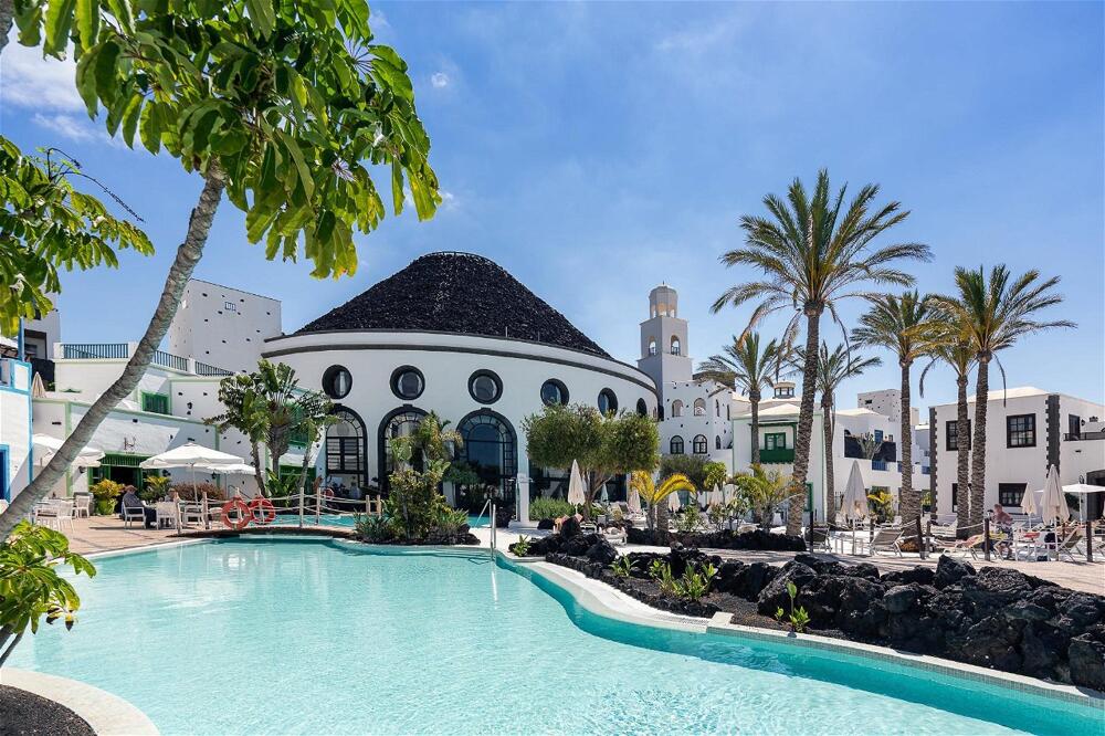 découvrez l'hôtel le volcan à lanzarote en 2025 : confort moderne, vue imprenable sur l'île volcanique, et services de qualité pour un séjour inoubliable.