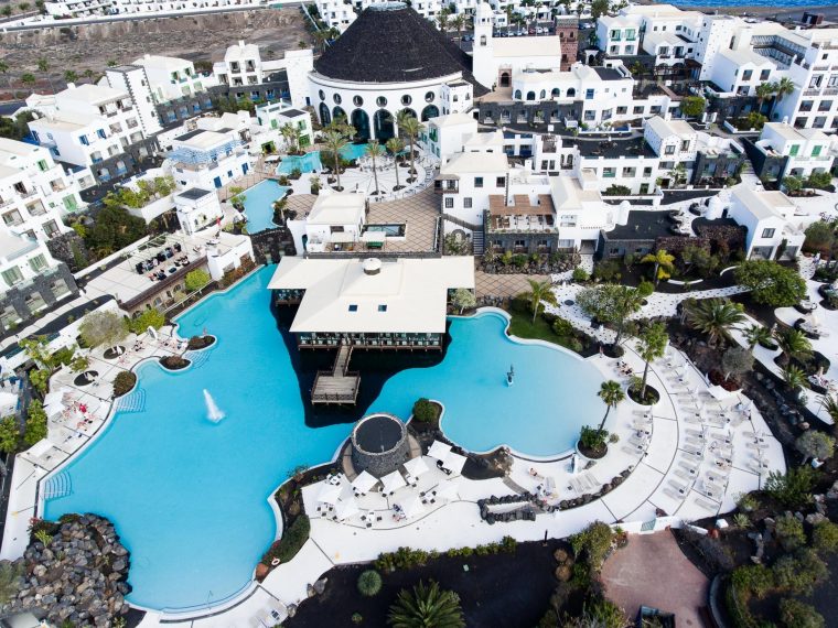 découvrez l'hôtel le volcan à lanzarote en 2025 : confort moderne, vue imprenable et service exceptionnel pour un séjour inoubliable sur l'île aux volcans.