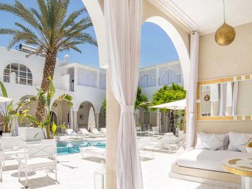 découvrez le palais blanc riad, un havre d'élégance marocaine au cœur de la médina, alliant charme traditionnel et confort moderne pour une expérience inoubliable.