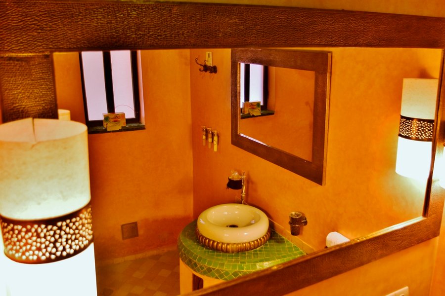 découvrez le riad dar alif à marrakech en 2025 : un havre de paix alliant charme traditionnel et confort moderne pour un séjour inoubliable au cœur de la médina.