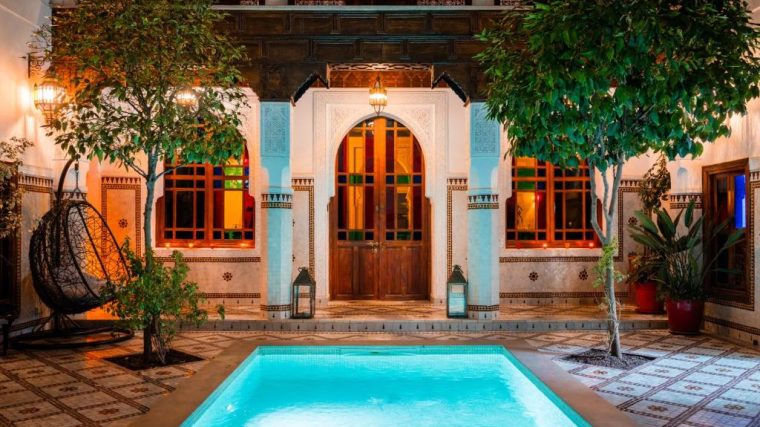 découvrez le riad ysalis, une oasis authentique à marrakech alliant charme traditionnel et confort moderne, idéal pour une immersion unique au cœur de la médina.
