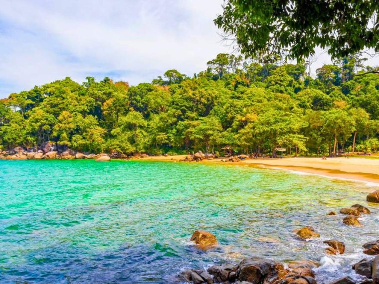 découvrez les différences entre khao lak et phuket pour choisir votre destination de vacances idéale en 2025. plages, activités et ambiances comparées pour un séjour réussi.