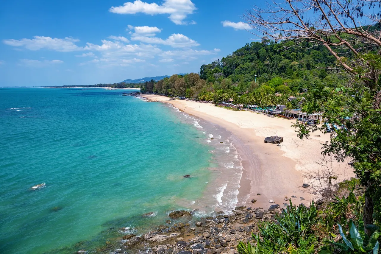 khao lak vs phuket : découvrez les points forts de chaque destination pour bien choisir vos vacances 2025 entre détente, plages paradisiaques et activités incontournables.