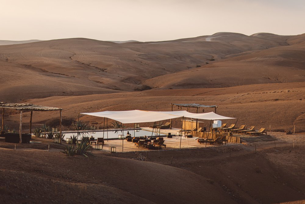 découvrez la magie d'une nuit dans le désert près de marrakech en 2025, une expérience inoubliable entre dunes, étoiles et traditions marocaines.