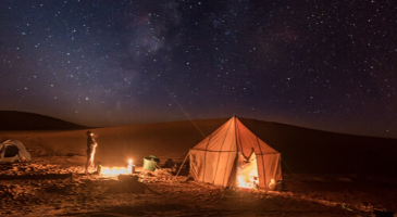découvrez une nuit inoubliable dans le désert près de marrakech en 2025, entre dunes mystiques et ciel étoilé pour une expérience unique.