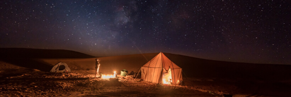 découvrez une nuit inoubliable dans le désert près de marrakech en 2025, entre dunes mystiques et ciel étoilé pour une expérience unique.