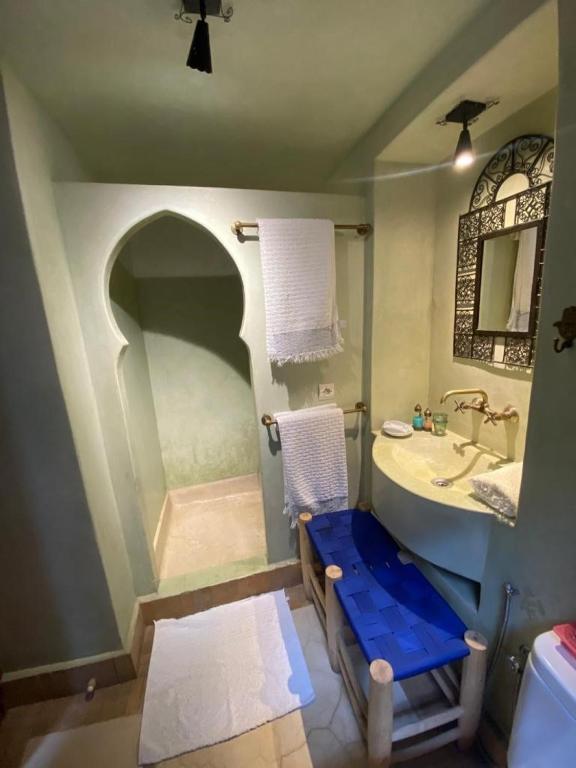 découvrez le riad euphorbe à marrakech, un havre de paix alliant charme traditionnel et confort moderne pour un séjour inoubliable au cœur de la médina.