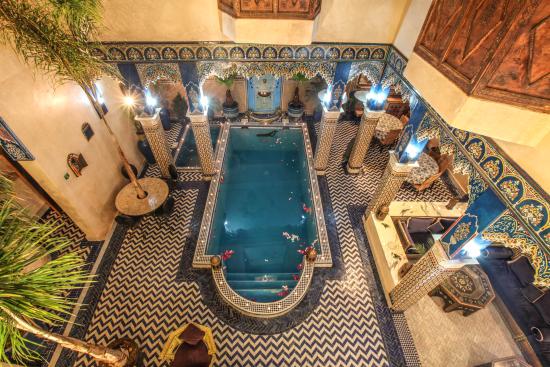 découvrez le riad euphorbe à marrakech, un havre de paix alliant charme traditionnel et confort moderne pour un séjour inoubliable au cœur de la medina.