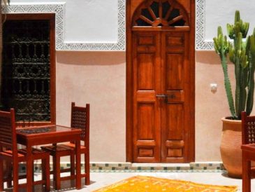 découvrez le riad euphorbe à marrakech, un havre de paix alliant charme traditionnel et confort moderne pour un séjour inoubliable au cœur de la médina.